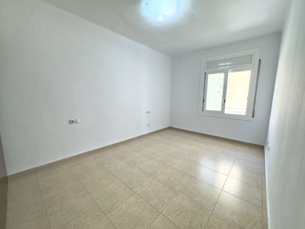 Foto habitació amb armari i finestra apartament a Colon