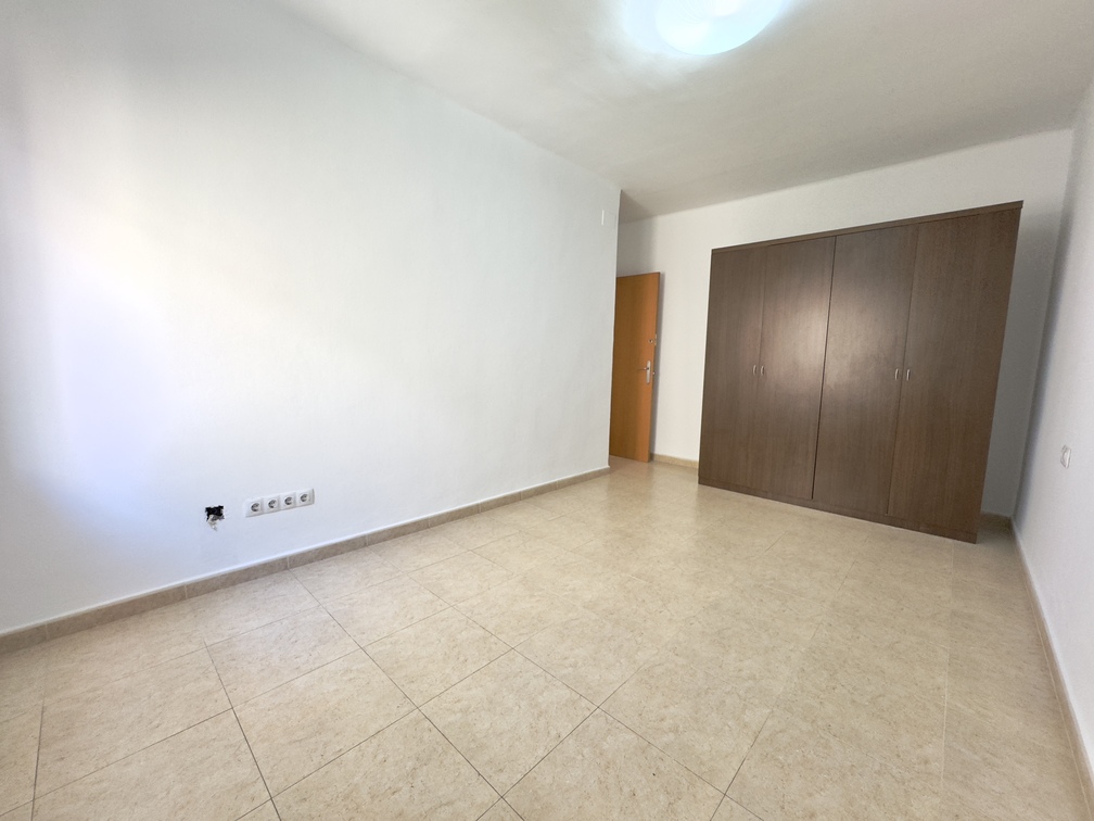 Foto habitació gran amb armari i finestra apartament a Colon
