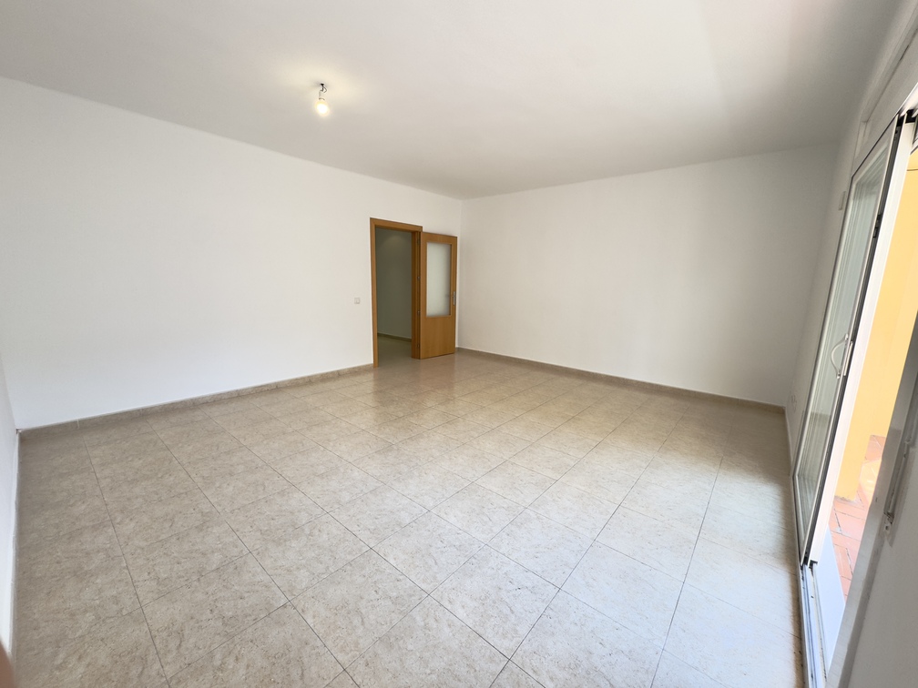 Foto menjador amb porta exterior apartament a Colon